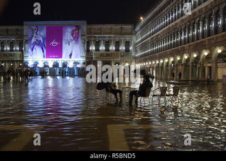 Ausblenden Flut (Acqua Alta) an der Piazza San Marco (St. Mark's Square), Venedig, Italien Stockfoto