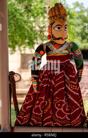 Rajasthani Puppen (kathputli) haben sich auf ein Shop bei Mehrangarh Jodhpur, Rajasthan angezeigt worden. Kathputli ist eine Zeichenfolge Puppentheater von Rajasthan. Stockfoto