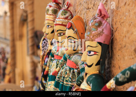 Rajasthani Puppen (kathputli) haben sich auf ein Shop bei Jaisalmer Fort, Rajasthan angezeigt worden. Kathputli ist eine Zeichenfolge, Puppentheater, beheimatet in Rajasthan, Stockfoto