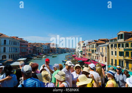 Italien, Veneto, Venedig, Touristen auf der Rialto Brücke über den Canal Grande. Stockfoto