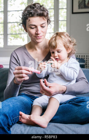 16 Monate altes Mädchen mit homöopathischer Medizin. Stockfoto