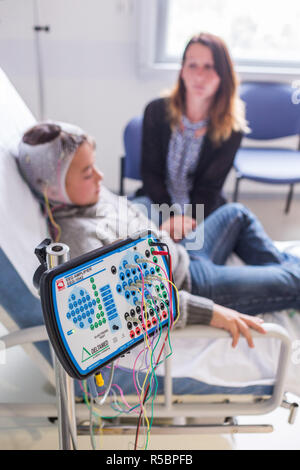 Kind in einem Elektroenzephalogramm (EEG), Epilepsie Screening, Angouleme, Frankreich. Stockfoto