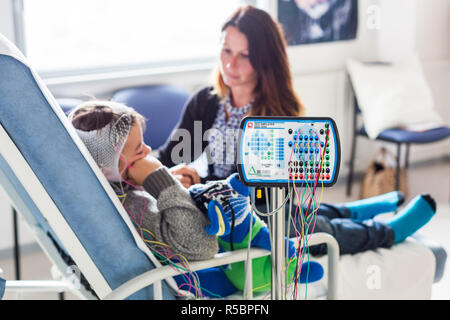 Kind in einem Elektroenzephalogramm (EEG), Epilepsie Screening, Angouleme, Frankreich. Stockfoto