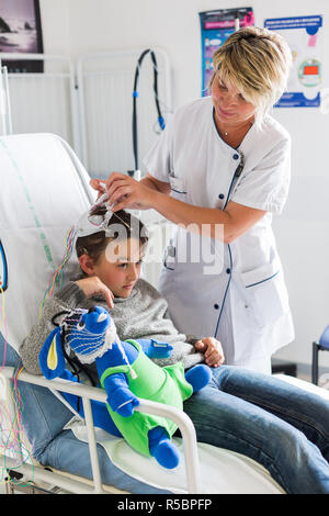 Kind in einem Elektroenzephalogramm (EEG), Epilepsie Screening, Angouleme, Frankreich. Stockfoto