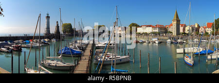 Hafeneinfahrt von Lindau, Bodensee (dt.: Bodensee) mit dem neuen Leuchtturm und dem Bayerischen Löwen. Stockfoto