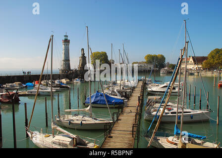 Hafeneinfahrt von Lindau, Bodensee (dt.: Bodensee) mit dem neuen Leuchtturm und dem Bayerischen Löwen. Stockfoto