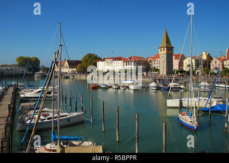 Hafeneinfahrt von Lindau, Bodensee (dt.: Bodensee) mit dem alten Leuchtturm (mangturm) Stockfoto