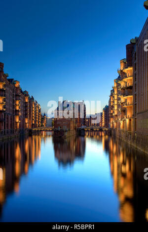 Deutschland, Hamburg, Lagerhallen und neue Wohnungen in der konvertierten Speichrstadt Bezirk Stockfoto