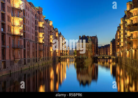 Deutschland, Hamburg, Lagerhallen und neue Wohnungen in der konvertierten Speichrstadt Bezirk Stockfoto