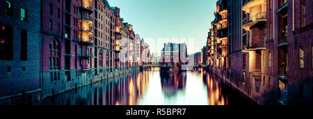 Deutschland, Hamburg, Lagerhallen und neue Wohnungen in der konvertierten Speichrstadt Bezirk Stockfoto