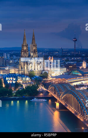 Deutschland, Nordrhein-Westfalen, Köln (Köln), Hohenzoller Brücke über Rhein und Dom Stockfoto