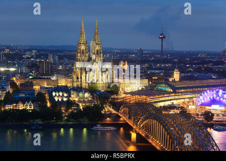 Deutschland, Nordrhein-Westfalen, Köln (Köln), Hohenzoller Brücke über Rhein und Dom Stockfoto