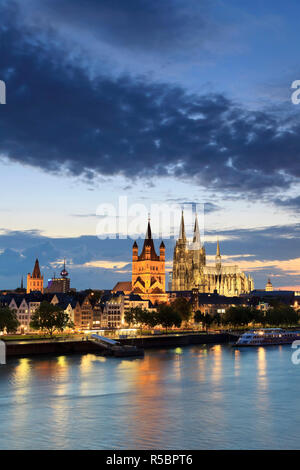 Deutschland, Nordrhein-Westfalen, Köln (Köln), Hohenzoller Brücke über Rhein und Dom Stockfoto