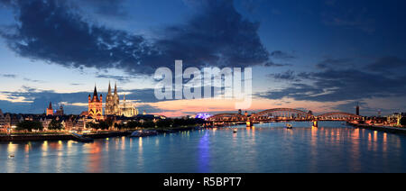 Deutschland, Nordrhein-Westfalen, Köln (Köln), Hohenzoller Brücke über Rhein und Dom Stockfoto