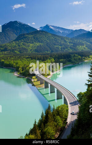 Sylvenstein See und Brücke, Bayerische Alpen, Bayern, Deutschland Stockfoto