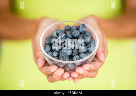 Frau mit Heidelbeeren. Stockfoto