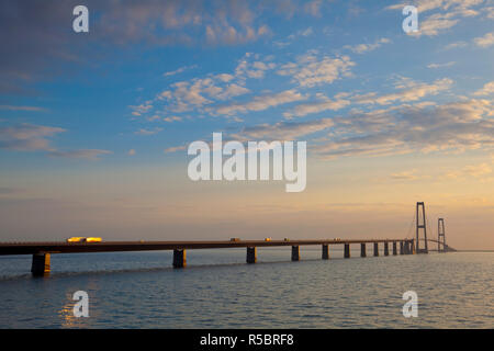 Sonnenuntergang über dem Osten Brücke, wie von Korsor, Dänemark Stockfoto