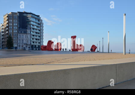 Der Fels fremden Artwork von Arne Quinze direkt am Meer in Oostende, Belgien an Helden des Meeres Square Stockfoto