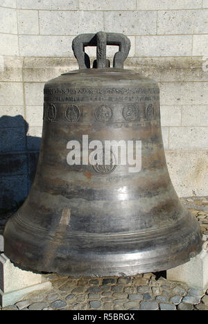 Die 400 Jahre alte Glocke von St. Stephan, die stehend auf dem Kirchturm war, seit 2010 erhielt einen neuen Platz neben dem Eingang der Kirche Stockfoto