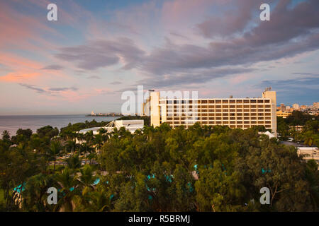 Dominikanische Republik, Santo Domingo, Ansicht der Jaragua Hotel entlang der Avenida George Washington Stockfoto