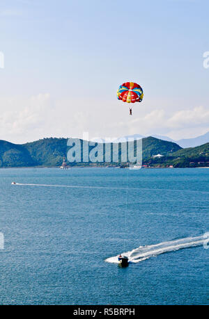 Parasailing in der Bucht von Nha Trang. Es ist eines der beliebtesten Angeln, Segeln und touristische Ziele im südlichen Vietnam. Stockfoto