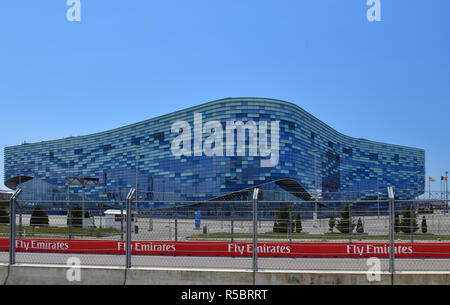 Sochi, Russland - 2. Juni 2018. Eisberg Palast der Wintersport im Olympic Park Stockfoto