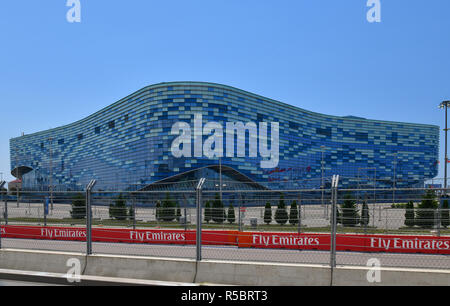 Sochi, Russland - 2. Juni 2018. Eisberg Palast der Wintersport im Olympic Park Stockfoto