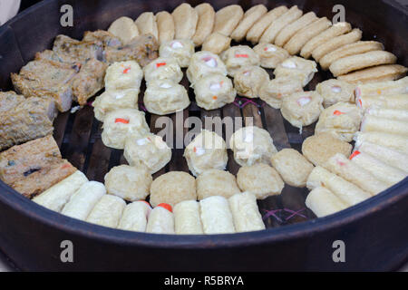 Satay celup oder Lok Lok-traditionellen malaysischen Mahlzeit. Lebensmittel Straße Jalan Alor - in Kuala Lumpur, Malaysia. Stockfoto