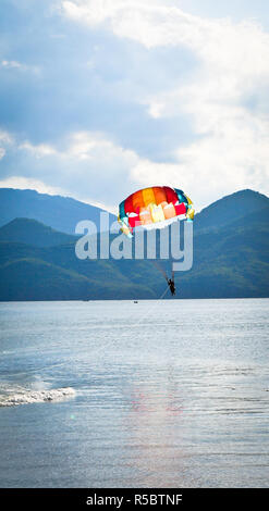 Parasailing in der Bucht von Nha Trang. Es ist eines der beliebtesten Angeln, Segeln und touristische Ziele im südlichen Vietnam. Stockfoto