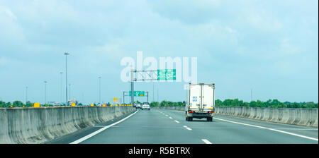 Saigon, Vietnam - Juni 15., 2014. Verkehr auf moderne Autobahn in Ho Chi Minh City, Vietnam Stockfoto