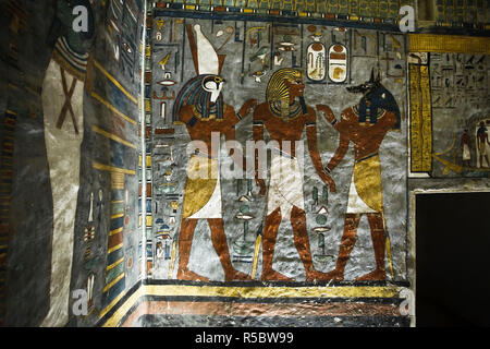Ägypten, Luxor, West Bank, Tal der Könige, Grab von Ramses I., König Ramses I mit Götter Anubis und Horus Stockfoto