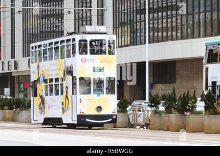 China, Hongkong, 2018-03-06: Doppelstöckigen Straßenbahn auf der Straße, beliebt bei Touristen. Stockfoto