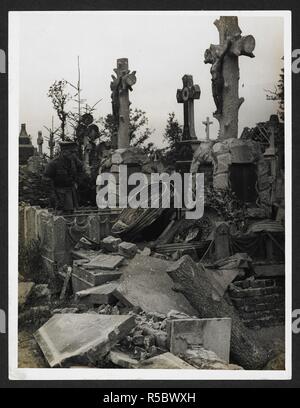 Französische Graves zertrümmert durch Deutsche Shell Feuer [Richebourg]. 6. August 1915. Aufzeichnung der indischen Armee in Europa während des Ersten Weltkrieges. Jahrhunderts, am 6. August 1915. Gelatine Silber gedruckt. Quelle: Foto 24 / (268). Autor: Dhaka, H. D. Stockfoto