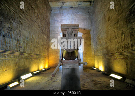 Innenraum des Heiligtums, Horus Tempel (3. Jahrhundert v. Chr.), Edfu, Ägypten Stockfoto