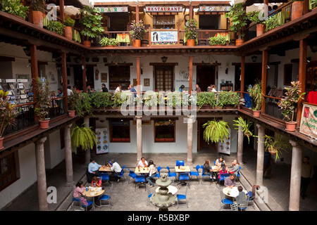 Ecuador Quito Palacio Arzobispal, Overhead Blick auf kleine Tische im Innenhof in der Altstadt einkaufen Stockfoto