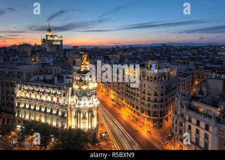 Spanien, Madrid, Metropolis Gebäude und Gran Via Stockfoto