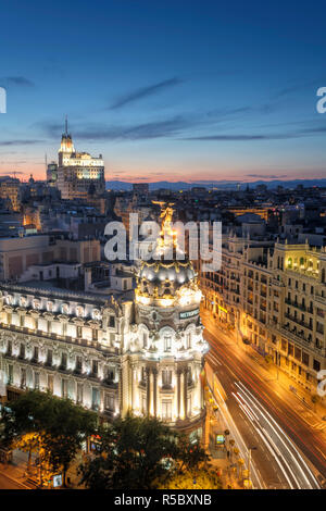 Spanien, Madrid, Metropolis Gebäude und Gran Via Stockfoto