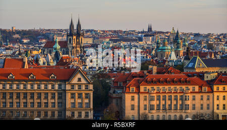 Luftaufnahme von Prag, Tschechien. Prag ist die 14. größte Stadt in Europa und die historische Hauptstadt von Böhmen. Stockfoto