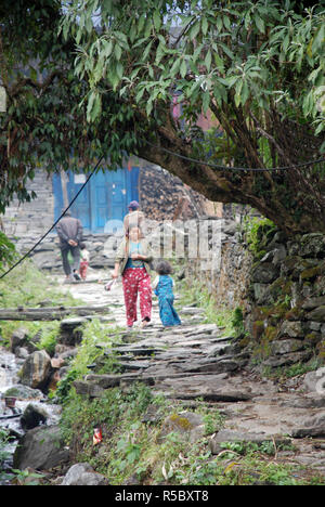 Die Himalaya Dorf Hatiya im östlichen Nepal Stockfoto