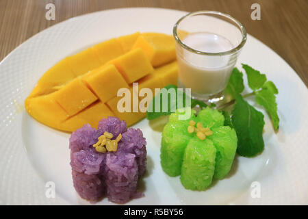 Klebriger Reis mit frischen Reifen Mango mit Kokosmilch, Lecker berühmte thailändische Spezialitäten Stockfoto