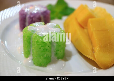 Geschlossen bis Mouthwatering klebriger Reis gegossen mit Kokosmilch serviert mit frischen Reifen Mango Stockfoto