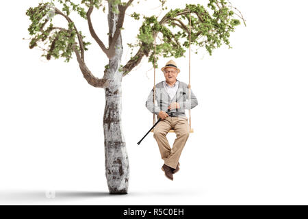 Älterer Mann auf einer Schaukel hängt an einem Ast auf weißem Hintergrund Stockfoto