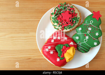 Platte von Vivid Color Weihnachten dekoriert Spezialitäten serviert auf Holztisch mit Platz für Text und Gestaltung Stockfoto