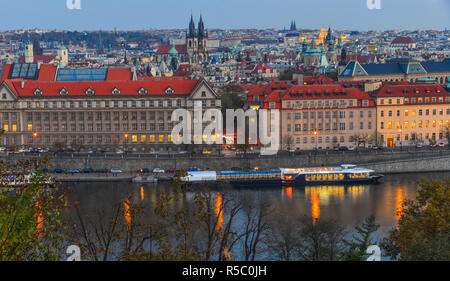 Luftaufnahme von Prag, Tschechien. Prag ist die 14. größte Stadt in Europa und die historische Hauptstadt von Böhmen. Stockfoto