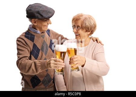 Gerne älteres Paar einen Toast mit Gläser Bier auf weißem Hintergrund Stockfoto