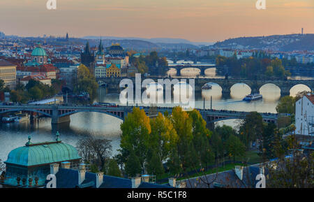 Brücken von Prag über Moldau an einem sonnigen Tag. Szenische Ansicht vom Letna Hügel in Prag, Tschechische Republik. Stockfoto