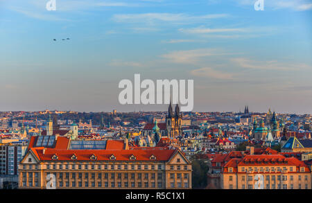 Luftaufnahme von Prag, Tschechien. Prag ist die 14. größte Stadt in Europa und die historische Hauptstadt von Böhmen. Stockfoto