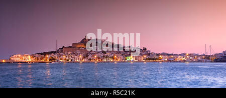 Spanien, Balearen, Ibiza, Blick auf Ibiza Altstadt (UNESCO-Website) und Dalt Vila Stockfoto