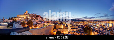 Spanien, Balearen, Ibiza, Blick auf Ibiza Altstadt (UNESCO-Website) und Dalt Vila Stockfoto