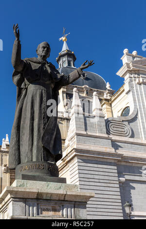Madrid, Spanien - 29 November 2018: Das Denkmal von Papst Johannes Paul II. vor der Almudena Kathedrale in der Stadt Madrid in Spanien. Stockfoto